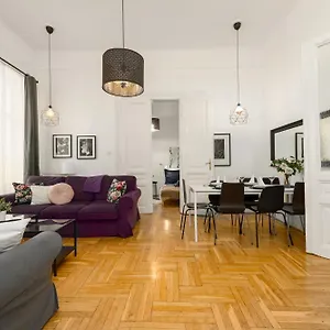 black-white-apartment-budapest.inbudapesthotels.com/